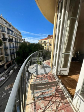 Nice 56m with balcony in rotunda near the sea